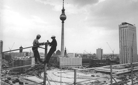 Bundesarchiv_Bild_183-H0813-0026-001-_Berlin-_Fernsehturm-_Bau-edit1